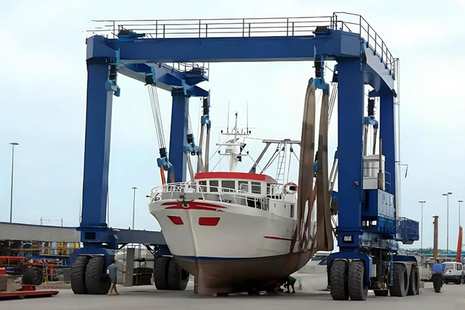 mobile boat hoist crane