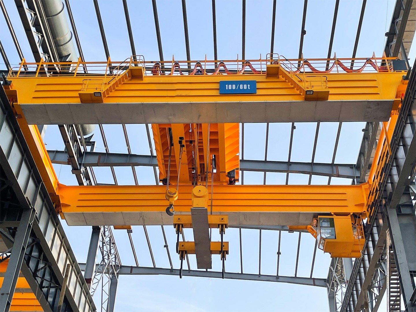 Two 200-ton four-girder casting bridge cranes facilitate the complete success of the hot commissioning.